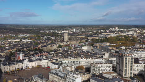 Gebäude-Im-Zentrum-Von-Le-Mans-Und-Alte-Kathedrale-Im-Hintergrund,-Luftbild,-Sonniger-Tag